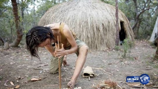 بالصور.. فتاة تعيش في غابة وتفترس الحيوانات