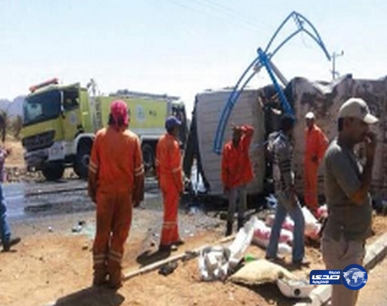 انقلاب شاحنة نفايات يخلِّف إصابتَين