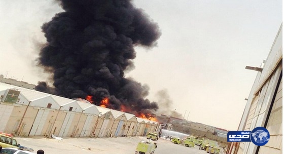 بالصور والفيديو: حريق في مستودعات قرب مخرج 17 بـ”دائري الرياض”