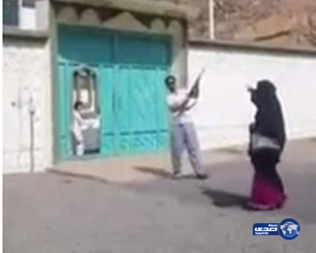 مواطن يرحب بقدوم والدته إلى منزله بسلاح &#8220;رشاش&#8221; (فيديو)