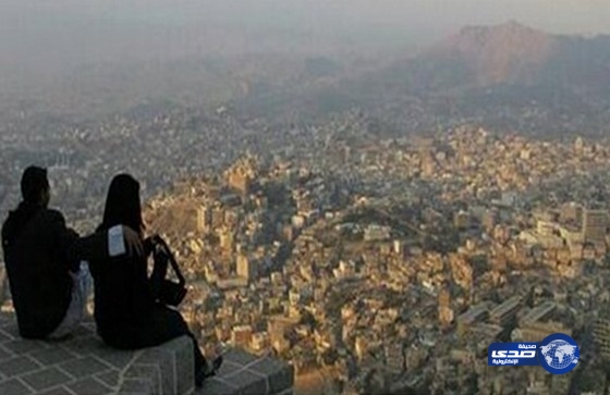 جلسة رومانسية لزوجين من فوق قلعة القاهرة المطلة على مدينة تعز