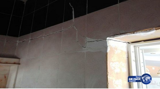 مدني الطائف يعاين تشقّقات في جدار استراحة بسبب تفجير