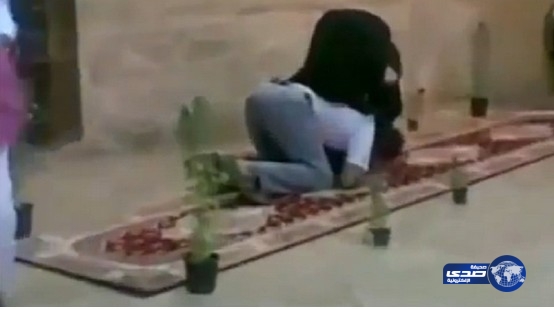 شركة حلويات شهيرة تكافئ موظفها اليمني بعد أن قبّل قدم أمه