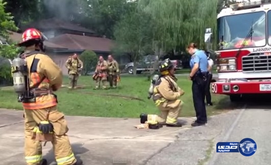 بالفيديو:رجل إطفاء يلجأ إلى حيلة افتعال حريق مزيف ليطلب الزواج من شرطية