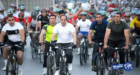 بالفيديو:السيسي يقود مارثون للدرا جات الهوائية بمشاركة الطلاب ورئيس الوزراء