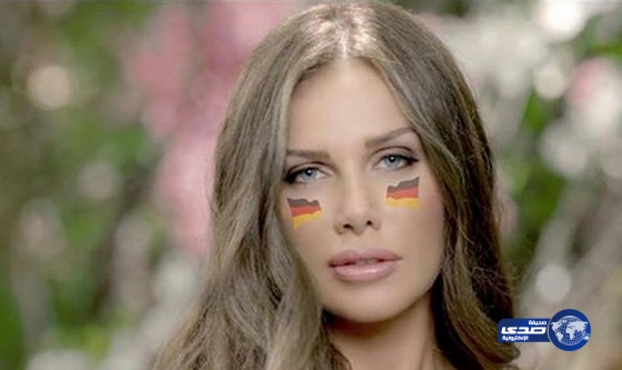 نيكول سابا ألمانية بعلم في اعلى الخدين