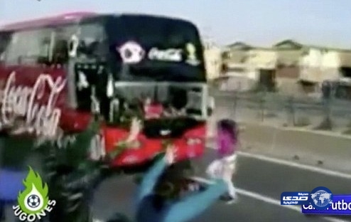 بالفيديو:معجبة بمنتخب تشيلي كادت تلقى مصرعها تحت حافلة الفريق