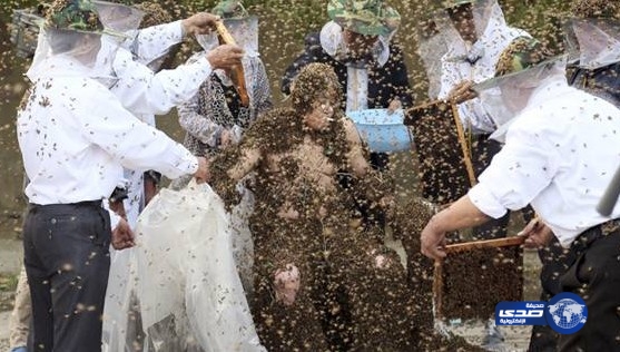 صيني يغطي نفسه بـ 326 ألف نحلة