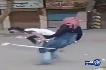 بالفيديو..شبان يتحرشون بفتاة مصرية محجبة