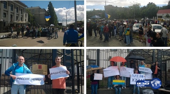 أوكرانيون ينزلون العلم الروسي عن مبنى السفارة بكييف