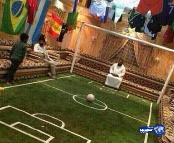 مواطن يحول منزله إلى ملعب ليعيش أجواء كأس العالم