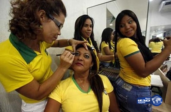 بالصور.. بعد الحلاقين.. حمى المونديال تضرب صالونات النساء