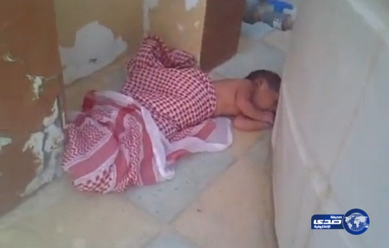 العثور على رضيعة ملفوفة بــ”شماغ” في محطة وقود بالأحساء ( فيديو)
