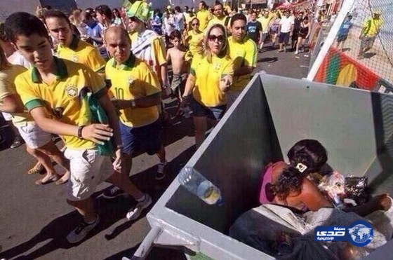 الجماهير في البرازيل يلقون القمامة بينما سيدة فقيرة تبحث عن قوتها بين النفايات