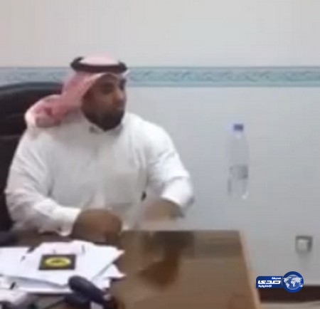 بالفيديو .. سعودي يمارس طقوساً غريبة أمام زملائه فى العمل