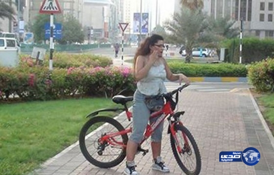 الصحفية “فاطمة ناعوت ” تركب الدراجة في شوارع القاهرة استجابة للسيسي
