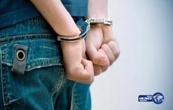 طالب يضرب 7 معلمين بسبب “علكة”