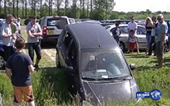 بالفيديو: أراد المساعدة في سحب سيارة عالقة فحطمها