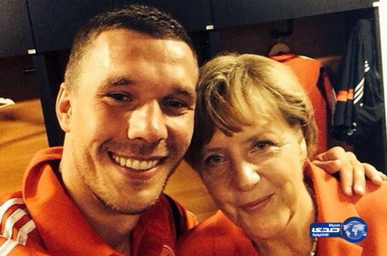 سيلفي للمستشارة الألمانية ميركل مع بودولسكي