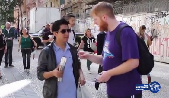 بالفيديو .. مشجعو ” المونديال ” ينطقون الشهادتين في شوارع البرازيل