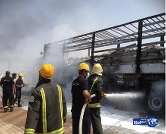 احتراق شاحنة محملة بمواد بلاستيكية في ضباء