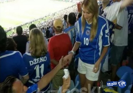 مشجع بوسني يتقدم بطلب زواج من حبيبته خلال اللقاء التاريخي مع الأرجنتين