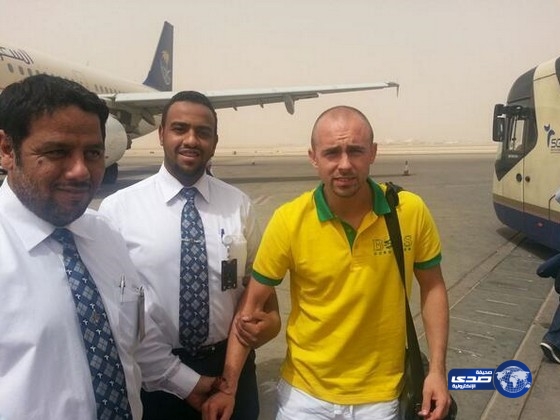 بالفيديو والصور: وصول محترف النصر أدريان وسط استقبال جماهيري