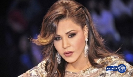 الفنانة أحلام تهدي لاعب الجزائر “سفيان فغولي” عشرة آلاف دولار
