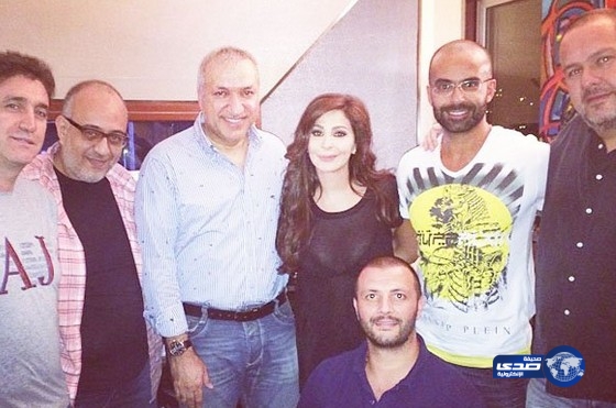 ظهورإليسا مع مدير “روتانا” بقميص شفاف يُثير الجدل!