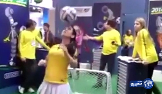 بالفيديو:فتاة برازيلية تقدم مهارات للتحكم بكرة القدم تلفت انتباه وسائل الاعلام