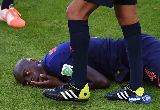 “مارتنز”مدافع هولندا يستأنف تدريباته بعد اصابة بارتجاج فى المخ