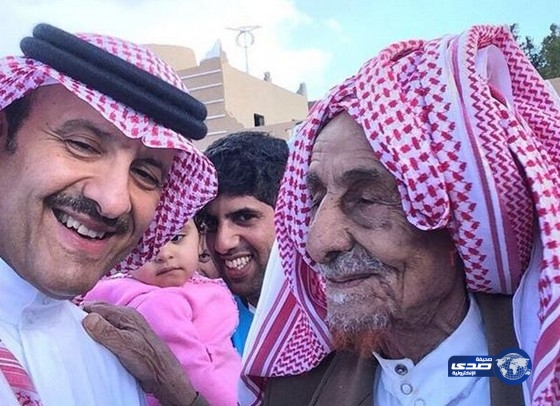 سلطان بن سلمان يلتقط صورة تذكارية لنفسه مع مسن يبلغ 108 أعوام بأبها