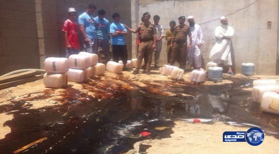 الشرطة تسكب عسلاً مغشوشاً وتضبط 10 آسيويين يصنّعونه