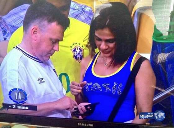 كارل السي وينز ياخذ رقم هاتف مشجعة برازيلية على الهواء!!