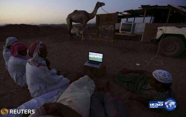 وكالة رويترز تختار صورة لشباب بصحراء تبوك  وهم يتابعون احدى مباريات صورة كاس العالم