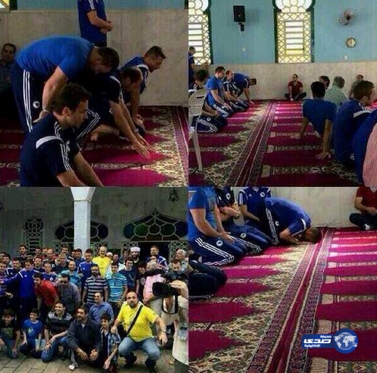 لاعبو منتخب البوسنة والهرسك يؤدون الصلاة  في البرازيل !