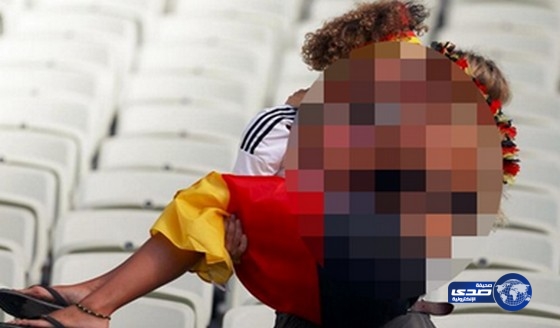 مشجع الماني يتفرغ للحظات رومانسية مع زوجته في المدرج ويتجاهل لقاء غانا