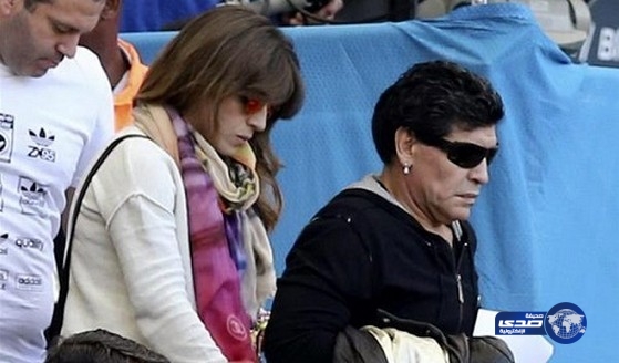 مارادونا يرد بإشارة بإصبعه”الاوسط” على رئيس الاتحاد الأرجنتيني