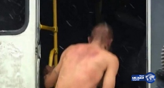 مسن متهم باغتصاب طفلة يقف عارياً في المحكمة