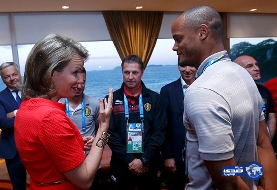 ملكة بلجيكا تهنئ لاعبا بالخطأ على هدف سجله زميله في مرمى روسيا (فيديو)