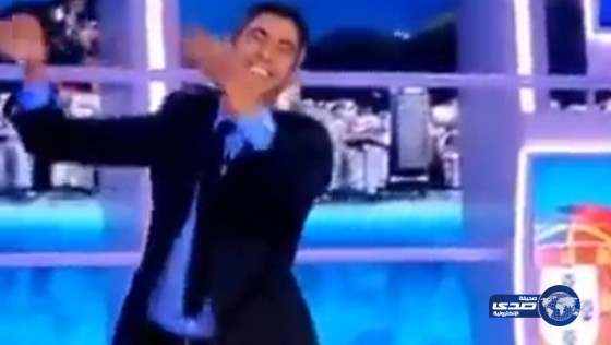 بالفيديو.. مُقدم برامج جزائرى يرقص على الهواء احتفالًا بـ”رباعية” الخضر