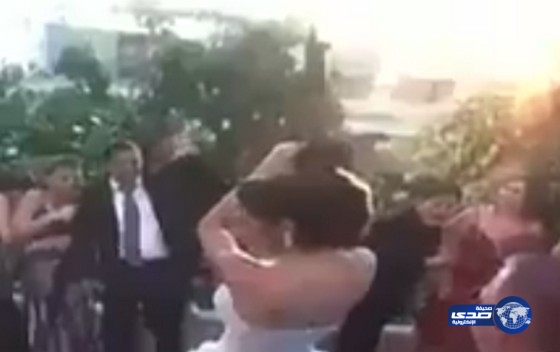 بالفيديو: عروس لبنانية تطلق النار في الهواء في حفل زفافها