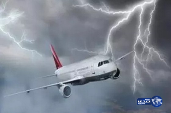 طائرة المنتخب الإسباني تتعرض لصاعقة برد!