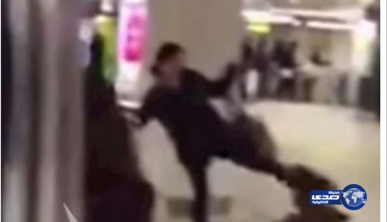 بالفيديو.. أم تركل ابنتها في رأسها