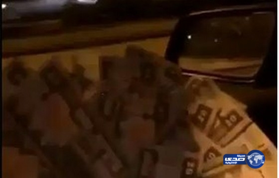 بالفيديو:كويتي يرمي من نافذة سيارته 1000 دينار لأنها وسخ دنيا