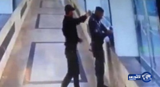 بالفيديو :رجل يطلق النار على رأس شرطي طلب تفتيش حقيبته