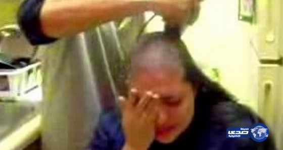 إمراة  تحلق شعر خادمتها الآسيوية وهي نائمة