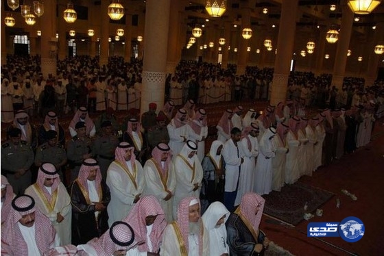 أمير الرياض يؤدي صلاة الميت على الأميرة نزهة بنت سعود