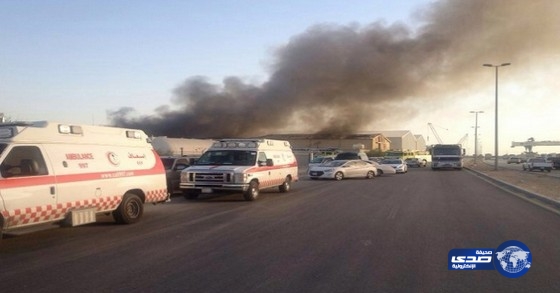 إصابة 4 من الدفاع المدني في حريق مستودع بالدمام