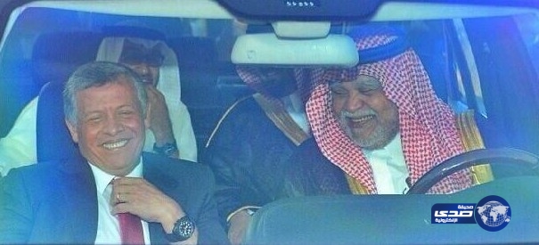 الأمير بندر بن سلطان يقود السيارة وبجانبه العاهل الاردني الملك عبدالله ويبدوا بالخلف حاكم أبوظبي محمد بن زايد